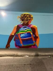 Crianças ajudam a pintar mural artístico em Balneário Camboriú