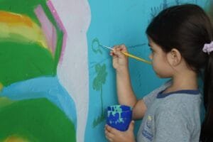 Crianças ajudam a pintar mural artístico em Balneário Camboriú