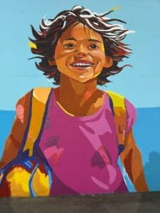 Crianças ajudam a pintar mural artístico em Balneário Camboriú