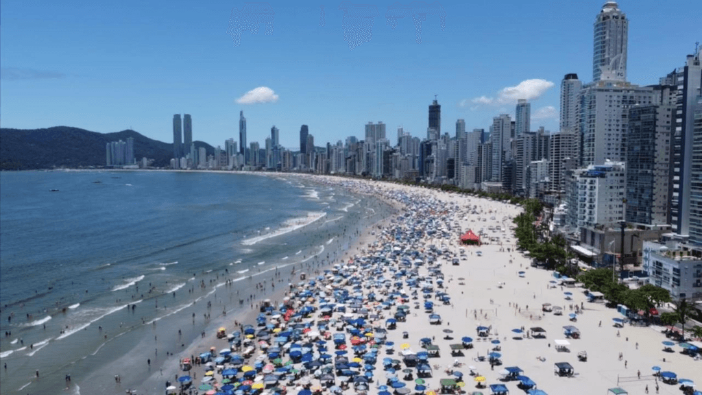 Balneário Camboriú,Réveillon 2025,turismo,FG Big Wheel,fogos de artifício,Booking,infraestrutura,entretenimento,brasileiros,estrangeiros