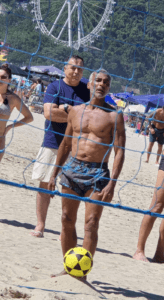 futebol brasileiro,Romário,Denilson,Balneário Camboriú,Pelada dos Amigos,Ginásio Multieventos Sérgio Lorenzato,Gabriel Gubela,Alan Ruschel,Márcio Santos,Índio,São Paulo,Fluminense,Neymar,Chapecoense,showbol,LED,SportTV,Cazé TV,Dado Faigel,futebol feminino,escolinhas,famílias carentes