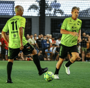 futebol brasileiro,Romário,Denilson,Balneário Camboriú,Pelada dos Amigos,Ginásio Multieventos Sérgio Lorenzato,Gabriel Gubela,Alan Ruschel,Márcio Santos,Índio,São Paulo,Fluminense,Neymar,Chapecoense,showbol,LED,SportTV,Cazé TV,Dado Faigel,futebol feminino,escolinhas,famílias carentes