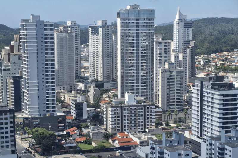 Administração Municipal de Itajaí,R$ 135 milhões em caixa,recursos próprios,solo criado,Secretaria Municipal da Fazenda,contas públicas,PIB de Santa Catarina,obras executadas,desenvolvimento,transparência,gestão fiscal,Volnei Morastoni,folha de dezembro,rescisões de comissionados,fornecedores,serviços públicos essenciais,Câmara de Vereadores,Superintendência do Porto de Itajaí,Secretaria Municipal de Saúde,fechamento de contas,precatórios,Fundo Municipal de Saúde,serviços em saúde