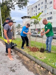 Mutirão realiza limpeza e organização no entorno do Hospital Municipal Ruth Cardoso