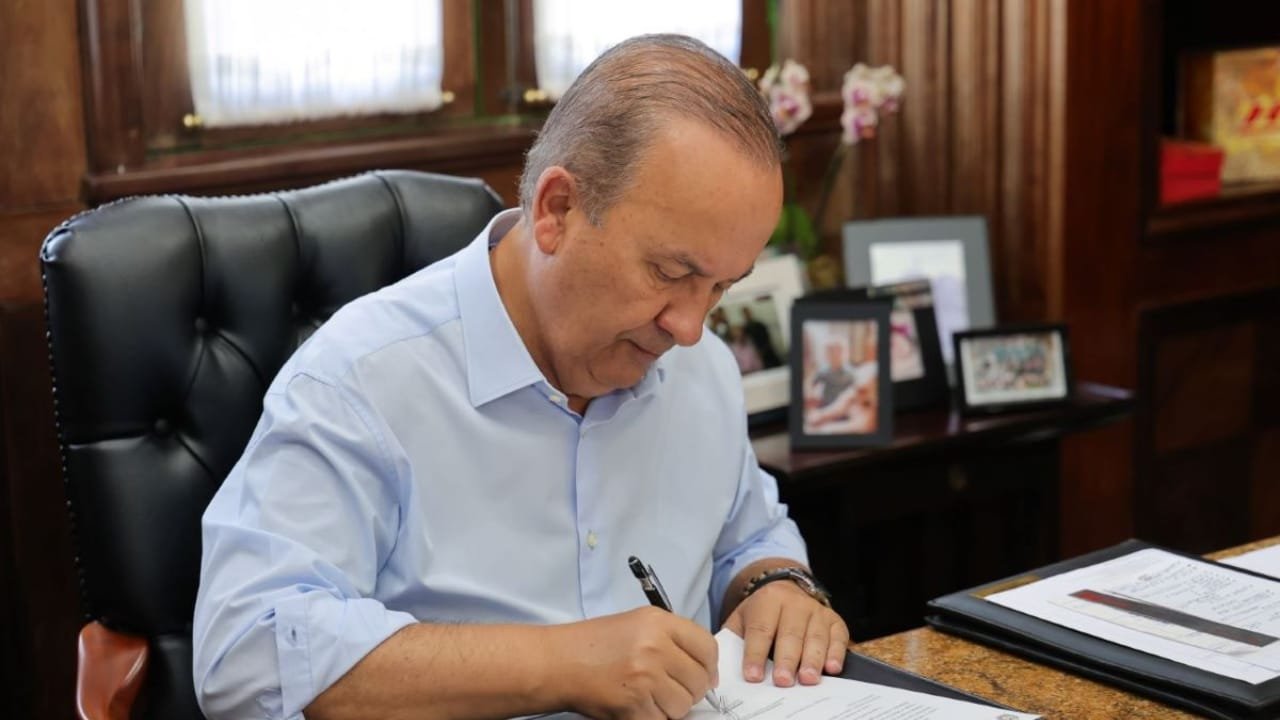 governador Jorginho Mello,lei,apologia ao crime,uso de drogas,conteúdo sexual,conteúdo erótico,escolas públicas,escolas privadas,integridade moral,integridade intelectual,crianças,jovens,educação de qualidade,valores educativos,fiscalização,diretores escolares,gestores escolares,denúncias,penalidades,multas,salários mínimos,processos administrativos,Fundo para a Infância e Adolescência