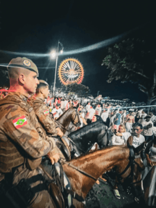 Balneário Camboriú,operação Réveillon,segurança pública,policiamento,Praia Central,queima de fogos,Batalhão de Choque,drones,turistas,limpeza urbana.
