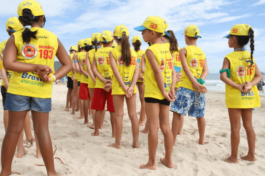 programa golfinho,prevenção de acidentes,segurança aquática,praias catarinenses,crianças.
