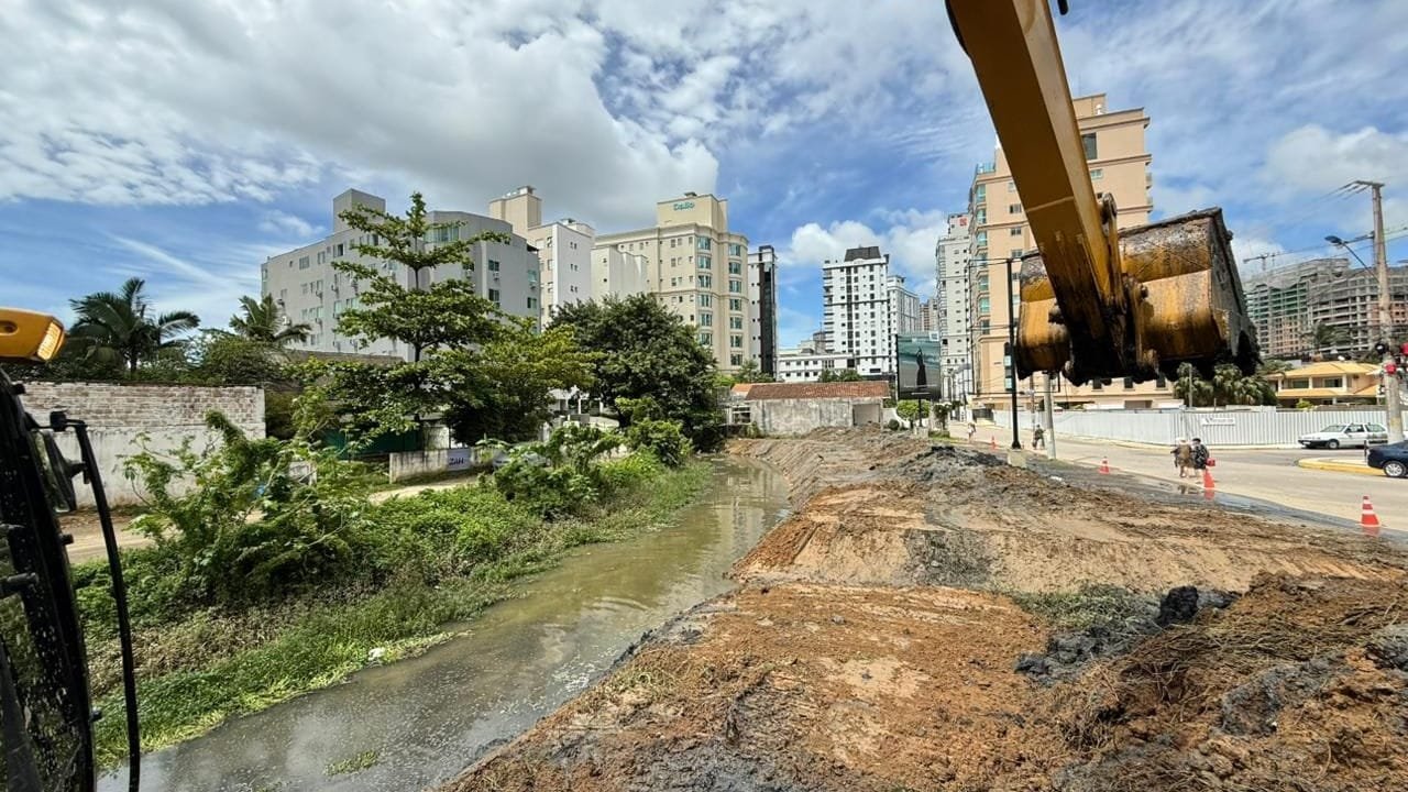 Prefeitura de Itapema,Secretaria de Obras,limpeza e desassoreamento,Rio Fabrício,transbordamentos,temporais,alagamentos,drenagem urbana,lixo e entulho,colaboração da população,prefeito Alexandre Xepa,chuvas,infraestrutura.