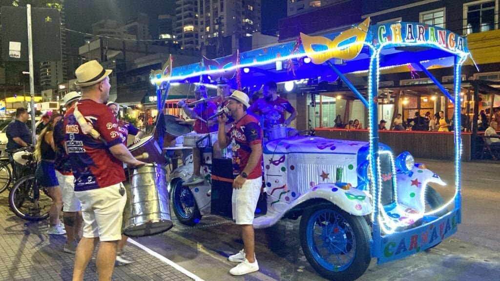 Charanga,Bonde do Siri Sarado,Itajaí,Carnaval Papa Siri,Ressacada,Mercado Público,Toca do Siri,Praia de Cabeçudas,Beira Rio,Avenida Marcos Konder,Pâmela Cândido,Casa da Cultura Dide Brandão,aulas de samba,folia,trajetos