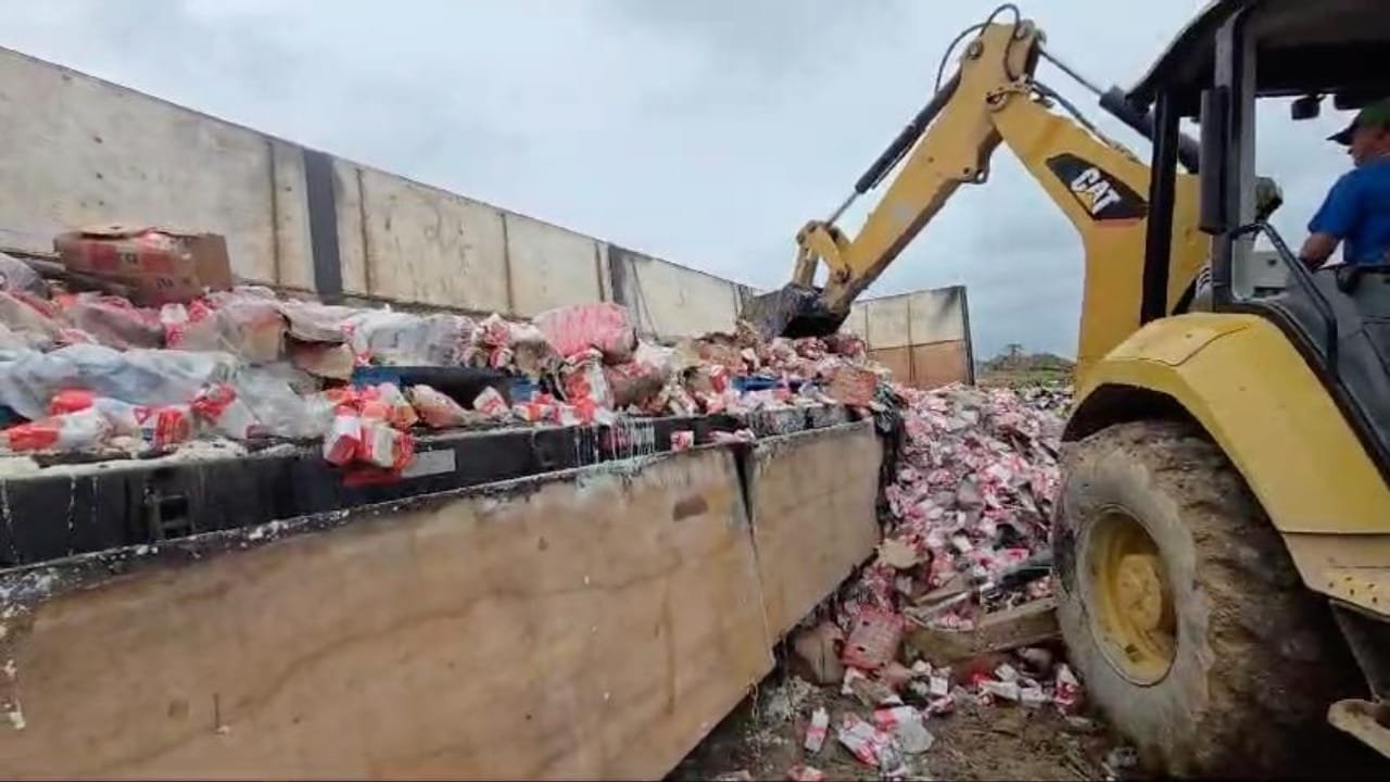 Vigilância Sanitária,Itajaí,descarte de leite,carga vencida,Polícia Rodoviária Federal,Barra do Rio,segurança alimentar,aterro sanitário