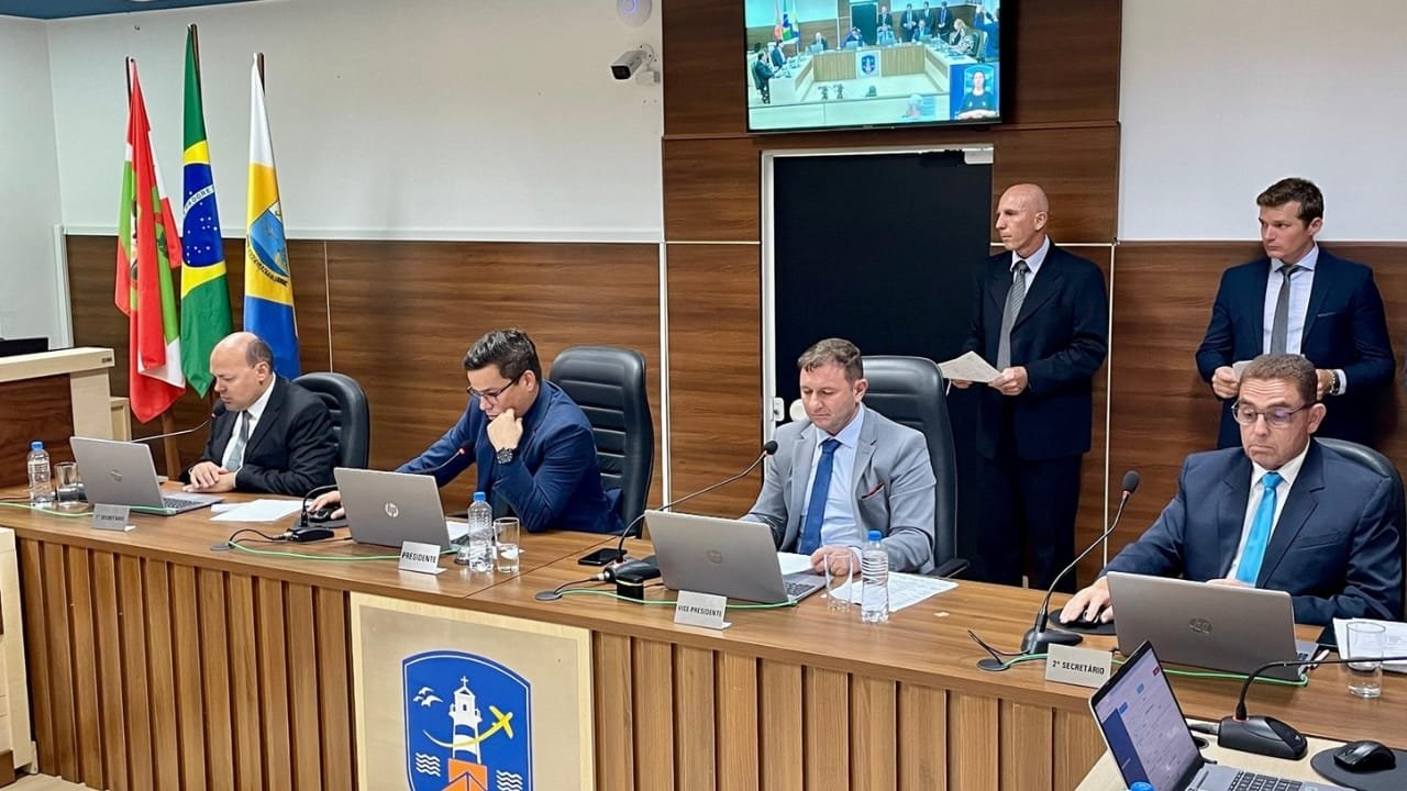 Vereadores,sessão ordinária,saúde pública,enfermeiros,Unidades Básicas de Saúde,concurso público,educação inclusiva,acessibilidade,cão-guia,fiscalização,CELESC,PROCON,consumo de energia,infraestrutura escolar,ar-condicionado,Secretaria de Educação,investimento público,segurança,serviços públicos,município de Navegantes.