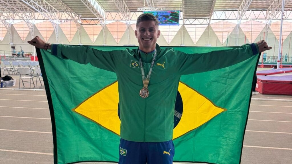 Sul-Americano Indoor,Balneário Camboriú,Cochabamba,Bolívia,Douglas Hernandes,Guilherme Santana,Isabel Demarco,medalha de prata,medalha de bronze,salto com vara,800 metros,400 metros,Copa Brasil,Federação Catarinense de Atletismo,Mundial Indoor,marcha atlética