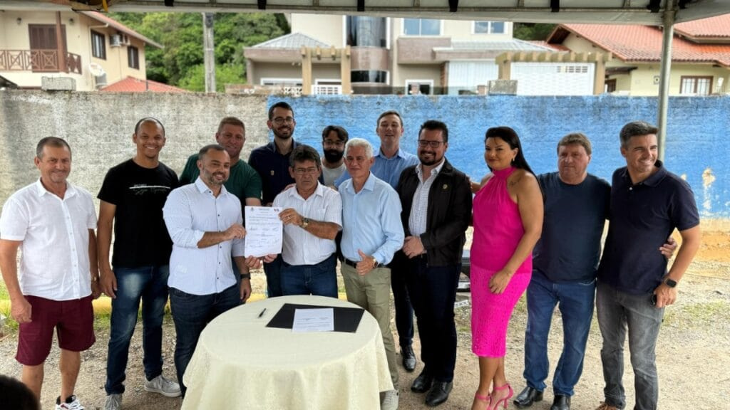 Porto Belo,nova escola,bairro Centro,Ordem de Serviço,R$ 6 milhões,13 salas de aula,biblioteca,quadra de esportes,Ensino Fundamental,Santos e Santana Construções,prefeito Joel Lucinda,Governo do Estado,Santa Catarina