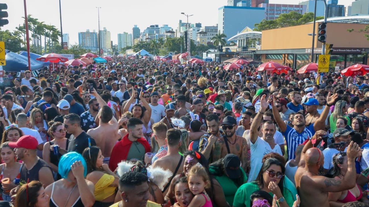Carnaval 2025,Santa Catarina,R$ 510 milhões,faturamento,Confederação Nacional do Comércio,CNC,contratações temporárias,turismo,Catiane Seif,Jorginho Mello