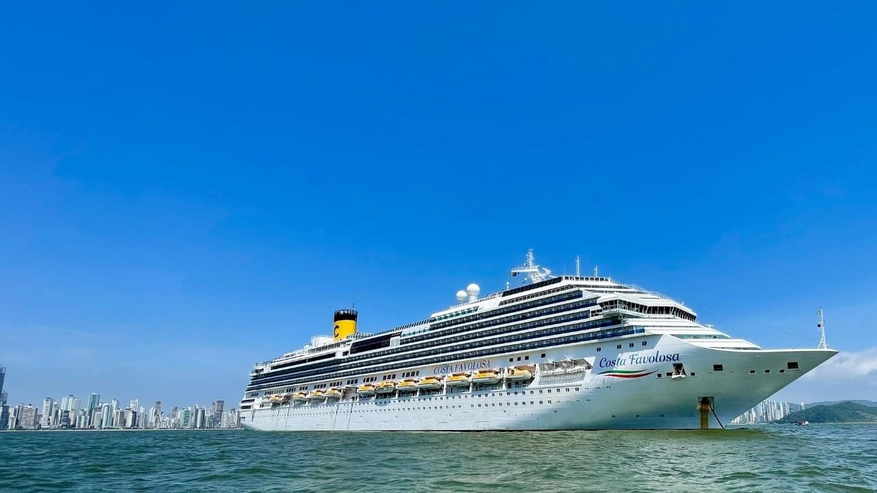 Balneário Camboriú,navios de passageiros,cruzeiros,Costa Cruzeiros,Silverseas Cruises,Atracadouro Barra Sul,turismo de cruzeiros,temporada de cruzeiros,turismo em Balneário Camboriú,2024/2025,turistas,escalas de cruzeiros,Grupo Tedesco,cruzeiristas,destino turístico