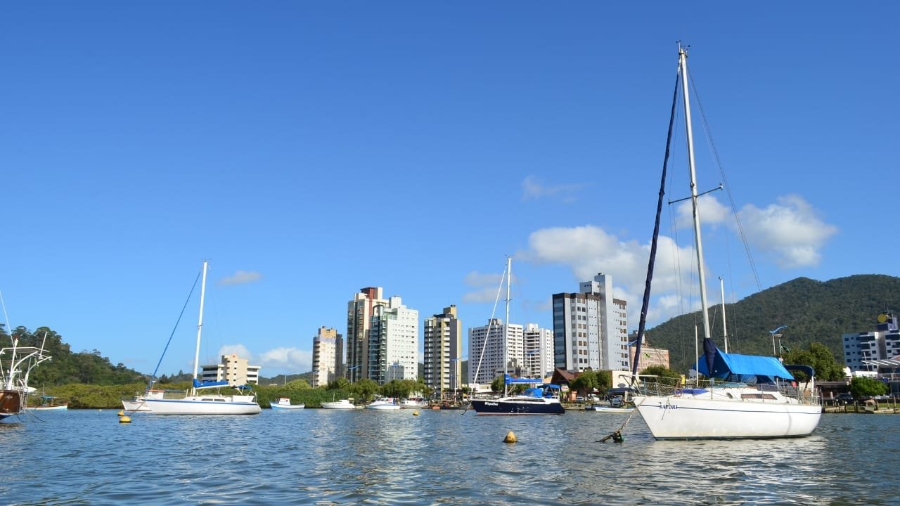 Carnaval,Litoral Norte de SC,sol,calor intenso,trovoadas,Defesa Civil,tempestades,enxurradas,alagamentos,Itajaí,umidade do mar,doenças cardiorrespiratórias,cuidados essenciais,emergências,COMPDEC Itajaí