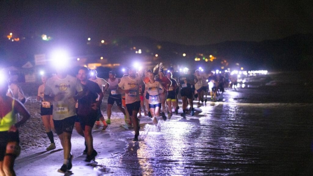 corridas de rua,Jurerê Night Run,Florianópolis,Sportsland,entretenimento esportivo,Thiago Mansur,Hard Rock Cafe,Grupo Habitasul,economia local,turismo,ABCR,Santa Catarina,eventos esportivos