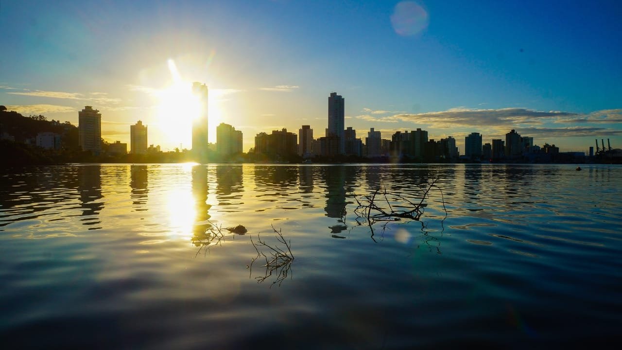 Itajaí,Mercado Imobiliário,Crescimento,Metro Quadrado,Balneário Camboriú,Sinduscon,Florianópolis,Porto Alegre,Infraestrutura,Localização Estratégica,Investidores,Desenvolvimento Econômico,Alto Padrão,Minha Casa Minha Vida
