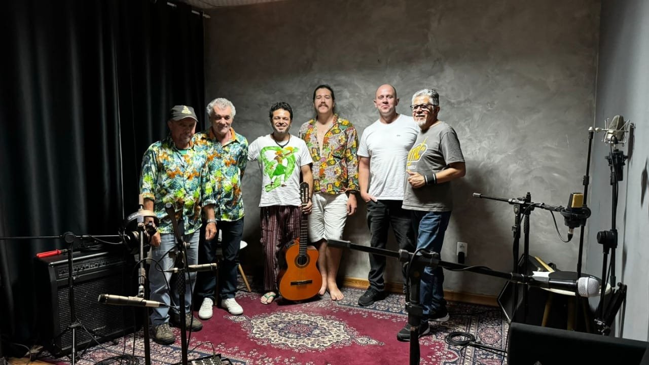 A Música e os Saberes dos Mestres de Cultura Popular,Documentário,Mestre Silvio Valmor Vieira,Mestre Batata,Coletivo Tapera,Cultura Popular,Raiz da Terra,Boi-de-mamão,Chamarrita,Mascarado,Pau-de-fita,Terno de Reis,Confecção de Balaio,Itapema,Espaço Cultural Nelson Santos,Educação Cultural,Cultura Catarinense