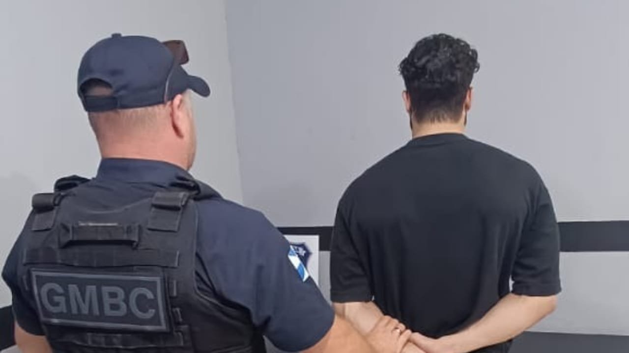 Guarda Municipal,Balneário Camboriú,maus-tratos a animais,Rua Morro da Pedra Branca,Nova Esperança,Secretaria do Meio Ambiente,veterinária,Central de Plantão Policial,denúncia,proteção animal,tratamento,cachorro,tutoria