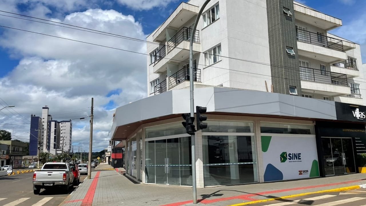 Sine,Curitibanos,Itajaí,Sistema Nacional de Emprego,Sicos,Silvio Dreveck,intermediação de mão de obra,encaminhamento para entrevistas,Avenida Governador Jorge Lacerda,Rua Juvenal Garcia,atendimento humanizado,eficiência,comodidade,serviços públicos,emprego,mercado de trabalho