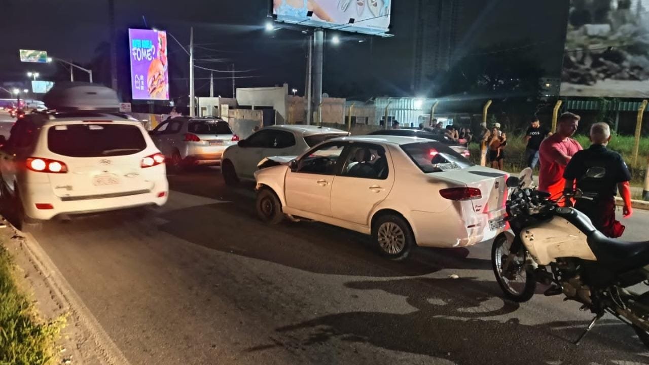 fiscalização,Balneário Camboriú,Fiat Siena,Rodoviária,Rua São Paulo,Marginal Leste,Marginal Oeste,prisão,CPP,Agentes de Trânsito,acidente,transporte irregular