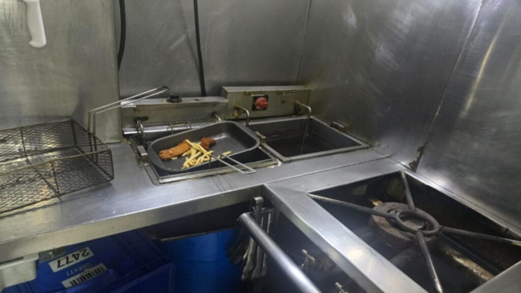 Vigilância Sanitária,Itajaí,fiscalização,marmitas,Cabeçudas,segurança alimentar,irregularidades,cozinha industrial,higiene precária,Guarda Municipal,vistoria,alimentos vencidos