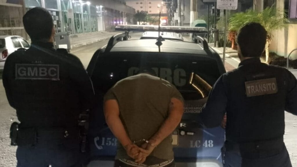 Embriaguez ao volante,Balneário Camboriú,Guarda Municipal,fuga,Avenida Atlântica,Avenida Brasil,Central de Plantão Policial,segurança no trânsito,perseguição,arma não letal.