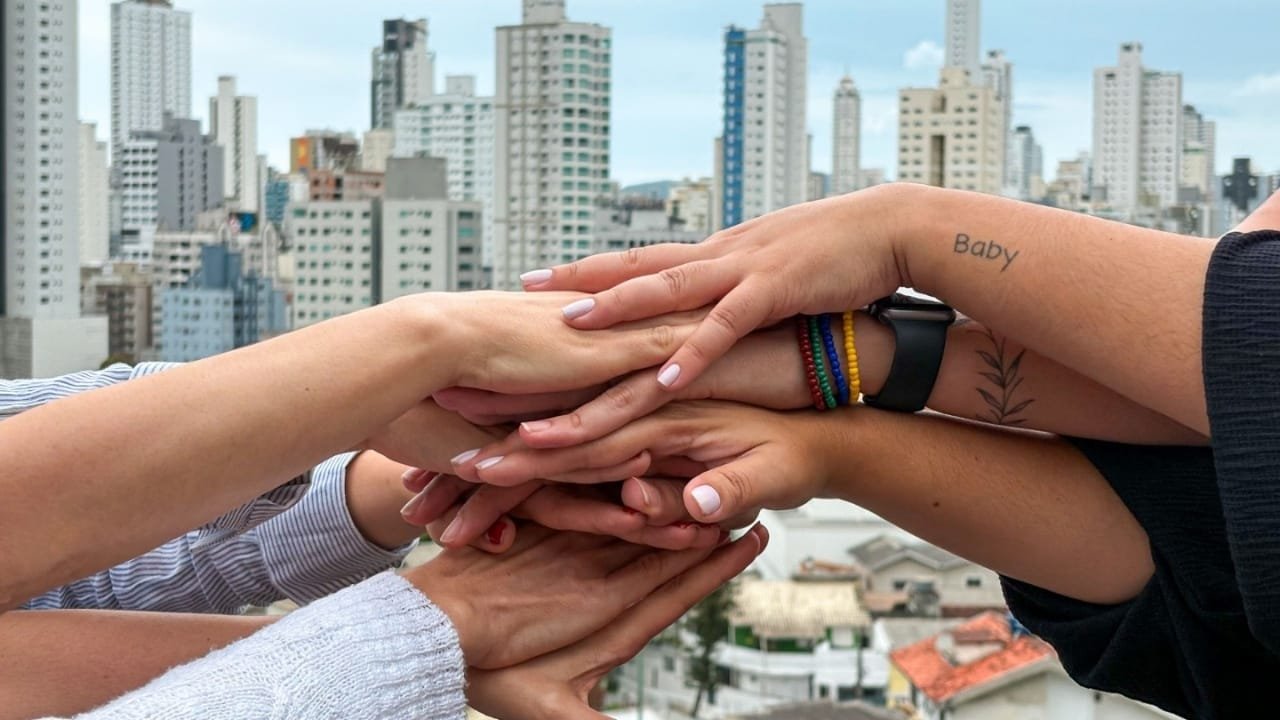Dia da Mulher,Balneário Camboriú,Ação por Elas,Juliana Pavan,Praça Tamandaré,empoderamento feminino,igualdade de gênero,Anna Nienkotter,Ciça Müller,ONU,políticas públicas,mulheres empreendedoras