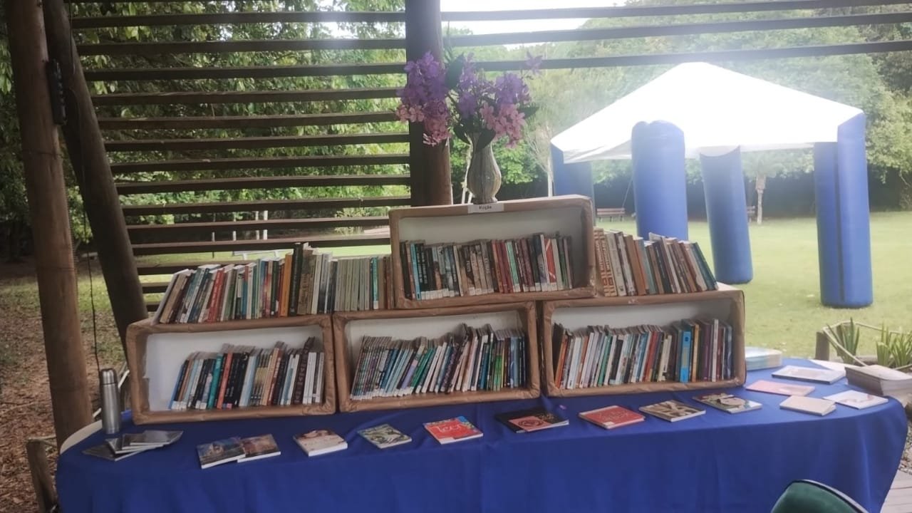 Parque Raimundo Malta,Sexta-Feira Cultural,Balneário Camboriú,exposição de arte,contação de histórias,declamação de poesias,Biblioteca ao Ar Livre,Arlene Dellatorre,Manoel Mafra,trilhas ecológicas,Secretaria do Meio Ambiente,Fundação Cultural,eventos gratuitos,cultura e natureza