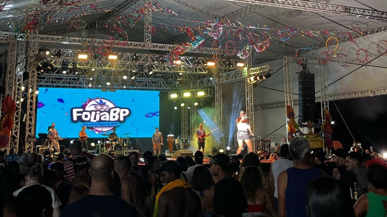 Folia BP 2025,Balneário Piçarras,Carnaval Infantil,Flor e Beija Flor,Festa da Espuma,Sahra Stamm,Grupo Samba Vibe,descida da Rua 700,Prefeitura de Balneário Piçarras,eventos gratuitos,turismo,família