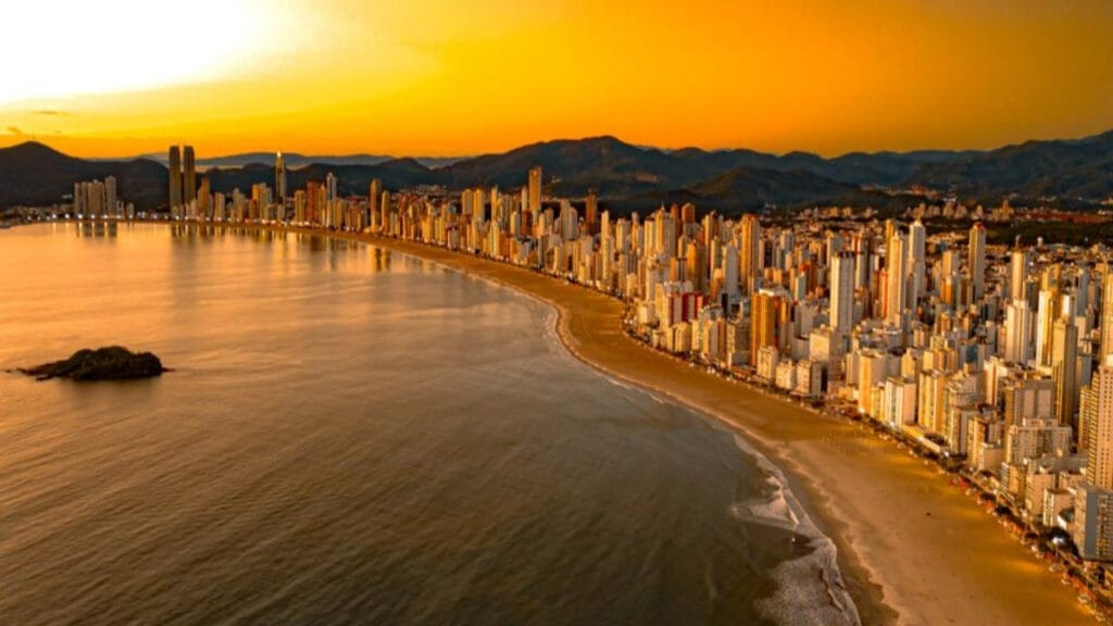 Balneário Camboriú,Bolsa de Turismo de Lisboa,Portugal,BC Convention,TAP,Florianópolis,Santa Catarina,feira de turismo,mercado europeu,voo direto,Lisboa,Porto,Cascais,Andrezza Negrini,turismo internacional