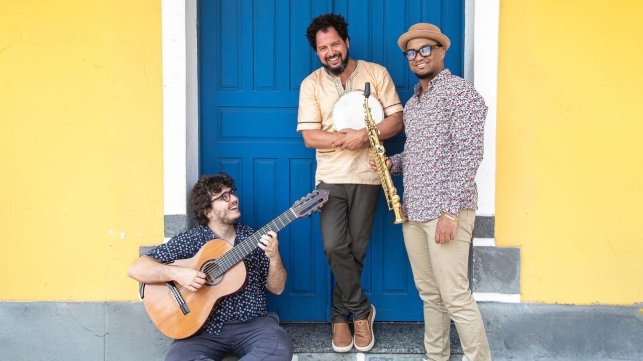 Bombinhas,Música de Calçada,Choro Áfrico,Aline Vieira,Tramela Produções,shows gratuitos,cultura,verão,música de rua,economia criativa,Fundação Municipal de Cultura,Carlinhos Ribeiro,Elio Lorenzo,Ney Souza,Pedro Silva