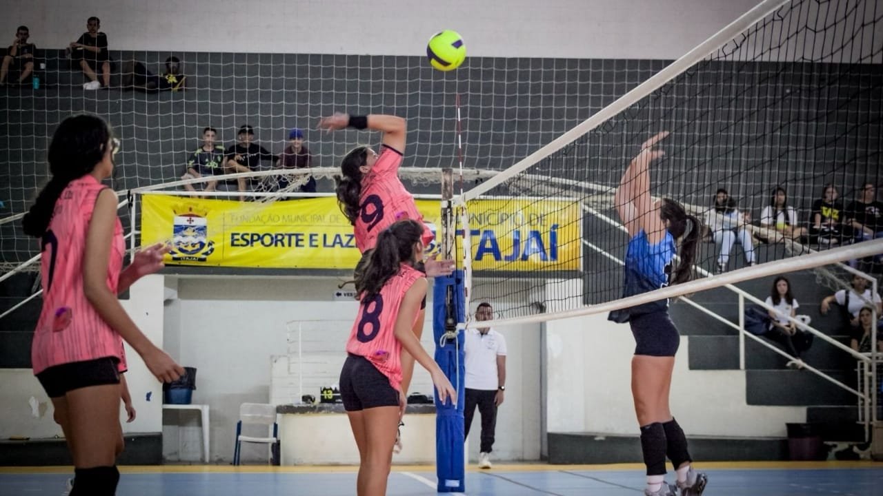 Itajaí,vôlei feminino,seletiva esportiva,Equipe de Rendimento,Itajaí Pró-Vôlei,técnico André Pereira,Ginásio Maria José Hulse Peixoto,alto rendimento,campeonatos de vôlei,Dia Internacional da Mulher,jovens atletas