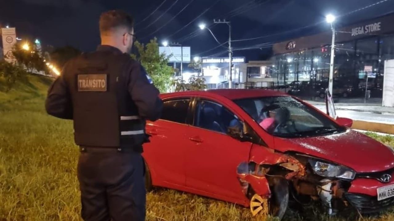 Acidente BR-101,Balneário Camboriú,Agentes de Trânsito,aquaplanagem,Hyundai HB20,Marginal Oeste,segurança no trânsito,danos materiais