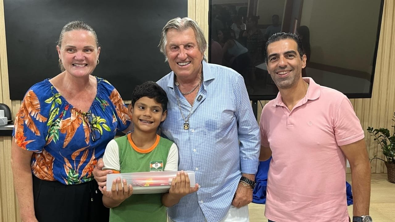 Secretaria de Educação,Camboriú,kits escolares,Escola Vergílio Rodrigues Pereira,Leonel Pavan,Carin Krug,educação pública,Bairro Cedro,ensino fundamental