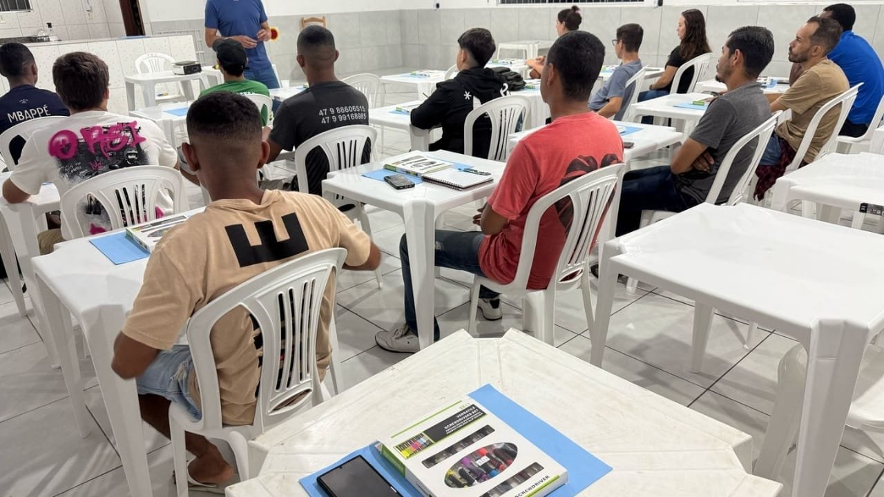 Programa Itapema de Oportunidades,curso de manutenção de celulares,capacitação profissional,Itapema,Secretaria de Assistência Social,Iris Bispo,mercado de trabalho,inclusão digital,marketing digital,inglês básico