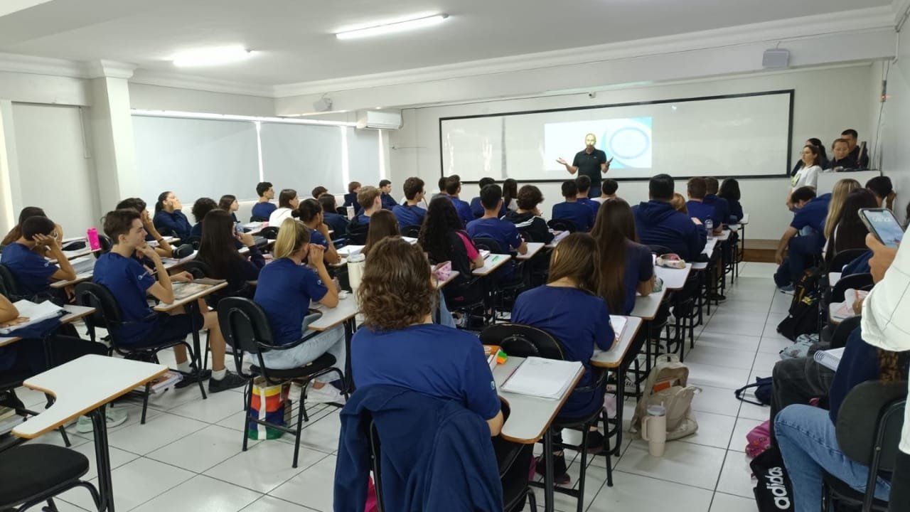 Escola Pública de Trânsito,mobilidade consciente,Balneário Camboriú,BC Trânsito,Evaldo Hoffmann,bicicletas elétricas,ciclomotores,autopropelidos,Carteira Nacional de Habilitação,Colégio Unificado,segurança no trânsito,palestra educativa,José Luiz Corrêa,quiz interativo,folder explicativo.