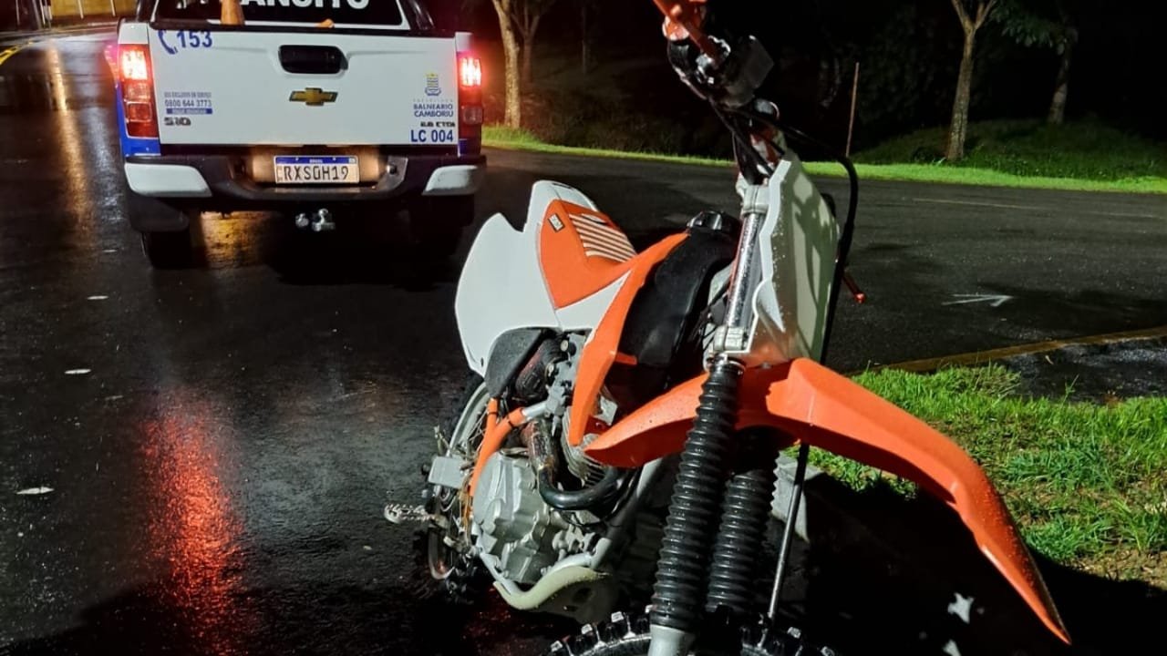 Agentes de Trânsito,moto furtada,Balneário Camboriú,Honda CRF 250,Praias Agrestes,Avenida Rodesindo Pavan,Rua Jacarandá,recuperação de veículo,segurança pública,prevenção ao crime,pátio municipal,furto de motocicleta.
