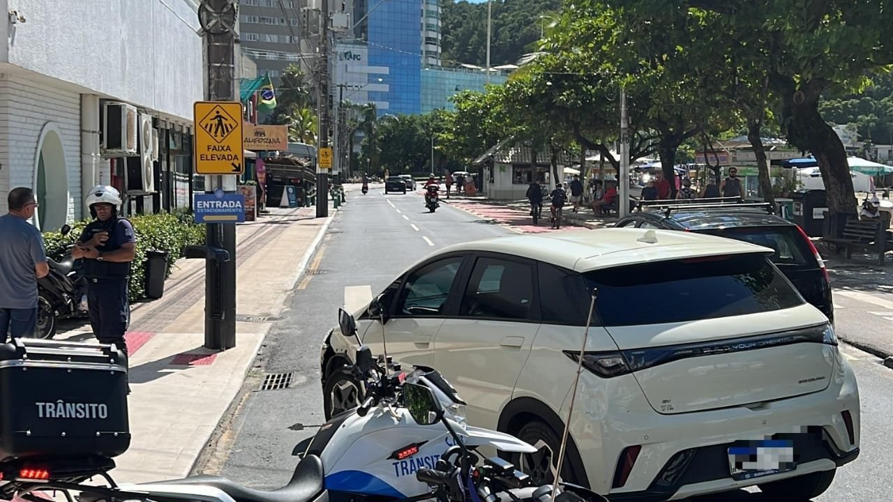 Acidente com vítima,Avenida Atlântica,Balneário Camboriú,Agentes de Trânsito,BYD Dolphin,Honda NXR 160 Bros,SAMU,Hospital Ruth Cardoso,Polícia Militar,segurança viária,Rua Osmar de Souza Nunes,sinistro de trânsito,atendimento de emergência,prevenção de acidentes.