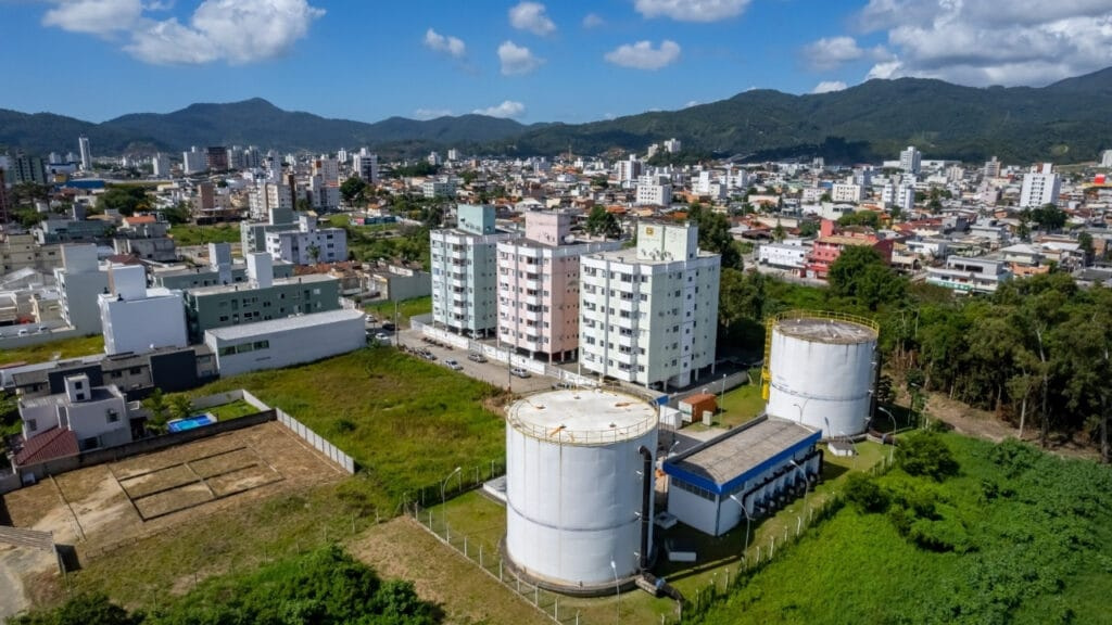 Águas de Camboriú energia renovável,reservatório CR1,ODS7 ONU,Mercado Livre de Energia,sustentabilidade SC,energia limpa saneamento,redução de carbono,fontes renováveis Brasil,eficiência energética,água e energia