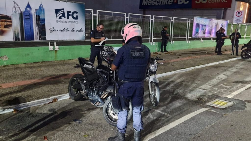 operações trânsito BC,multas escapamento irregular,Barra Sul Balneário Camboriú,poluição sonora SC,Guarda Municipal BC,Programa Silêncio é Saúde,motos apreendidas BC,fiscalização ruído excessivo,Promotoria BC,Evaldo Hoffmann