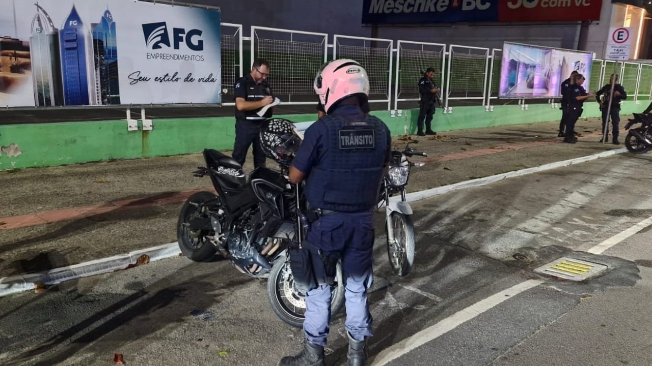 operações trânsito BC,multas escapamento irregular,Barra Sul Balneário Camboriú,poluição sonora SC,Guarda Municipal BC,Programa Silêncio é Saúde,motos apreendidas BC,fiscalização ruído excessivo,Promotoria BC,Evaldo Hoffmann