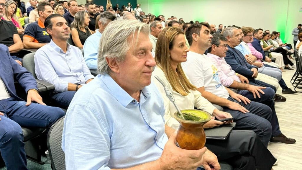 prefeito Leonel Pavan,governador Jorginho Mello,AMFRI,Itajaí,Santa Catarina,reunião de prefeitos,desenvolvimento regional,Foz do Rio Itajaí,gestão pública,chimarrão,encontro político,Camboriú,transparência,políticas públicas,secretários de Estado