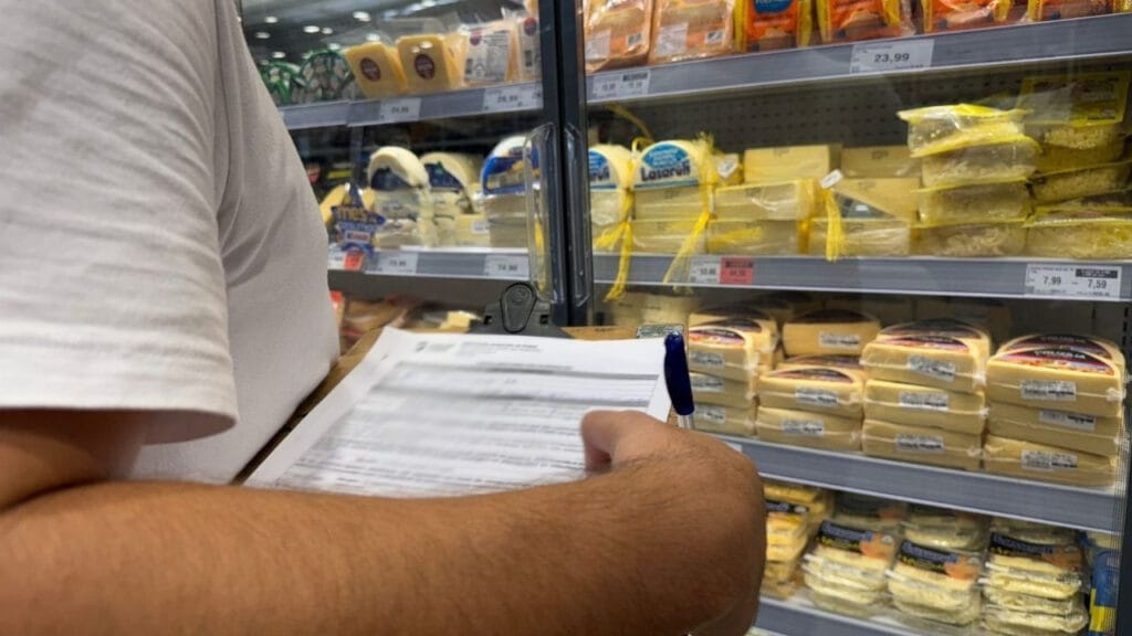Procon Penha,fiscalização Páscoa,preços ovos de chocolate,produtos lácteos,pesquisa de preços,Procon Estadual,Adiel Roberto da Silva,Ministério Público Federal,mistura láctea,creme culinário,defesa do consumidor,estabelecimentos Penha,tabela de preços,ovos de Páscoa,transparência comercial