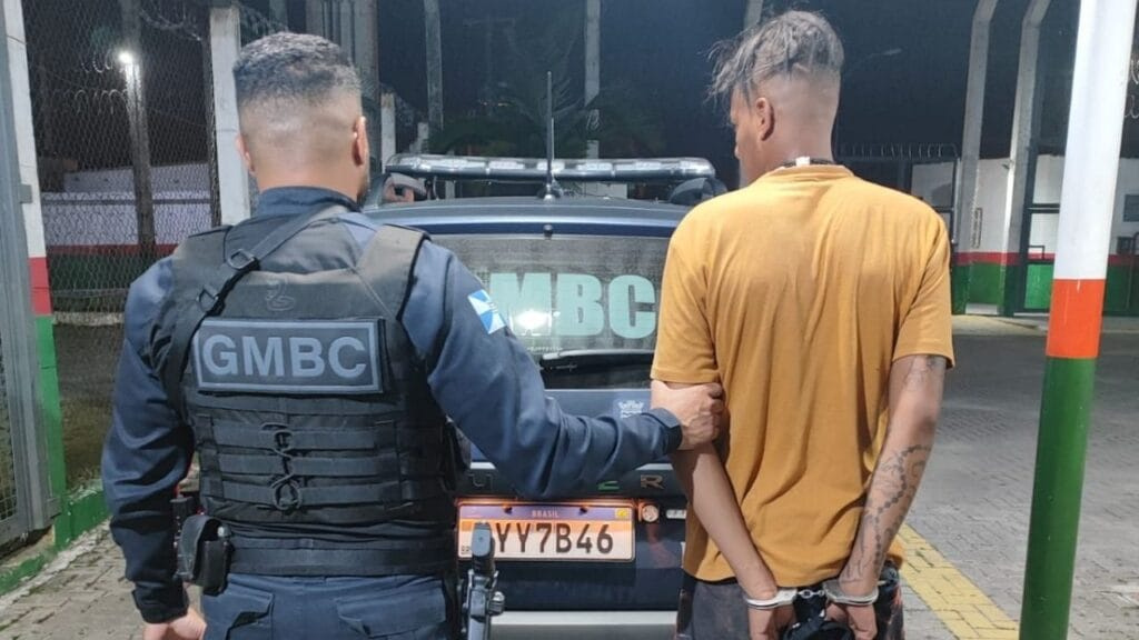 Guarda Municipal,Balneário Camboriú,foragido,mandado de prisão,Avenida Atlântica,Central 153,câmeras de monitoramento,furto,associação criminosa,prisão em flagrante,Complexo Penitenciário do Vale do Itajaí,CPVI,abordagem policial,segurança urbana,crimes na praia
