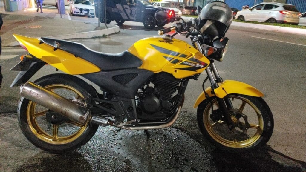 Guarda Municipal,Balneário Camboriú,apreensão de moto,Honda CB Twister,débitos de trânsito,R$ 17 mil,Rua Venezuela,Operação BC Mais Segura,multas,documentos atrasados,Bairro das Nações,Praça Almirante Tamandaré,fiscalização,blitz,pátio conveniado