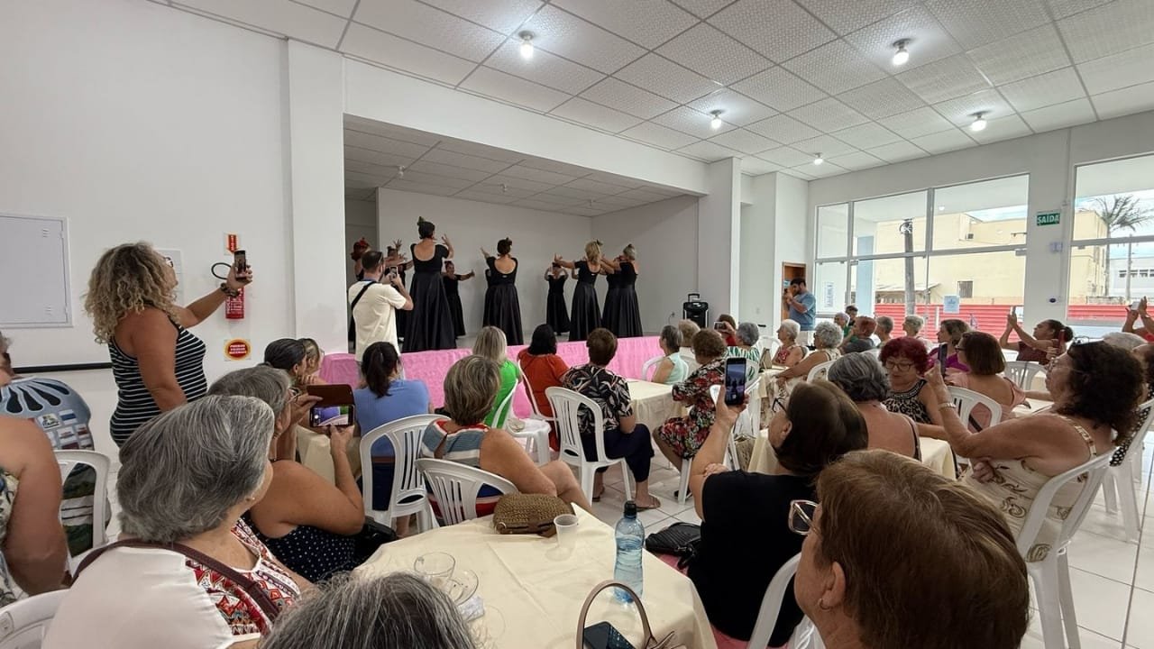 Secretaria de Políticas à Pessoa Idosa,Itapema,Dia Internacional da Mulher,dançaterapia,dicas de saúde,sorteio de brindes,Gabriela Nascimento,bem-estar,qualidade de vida,mulheres idosas