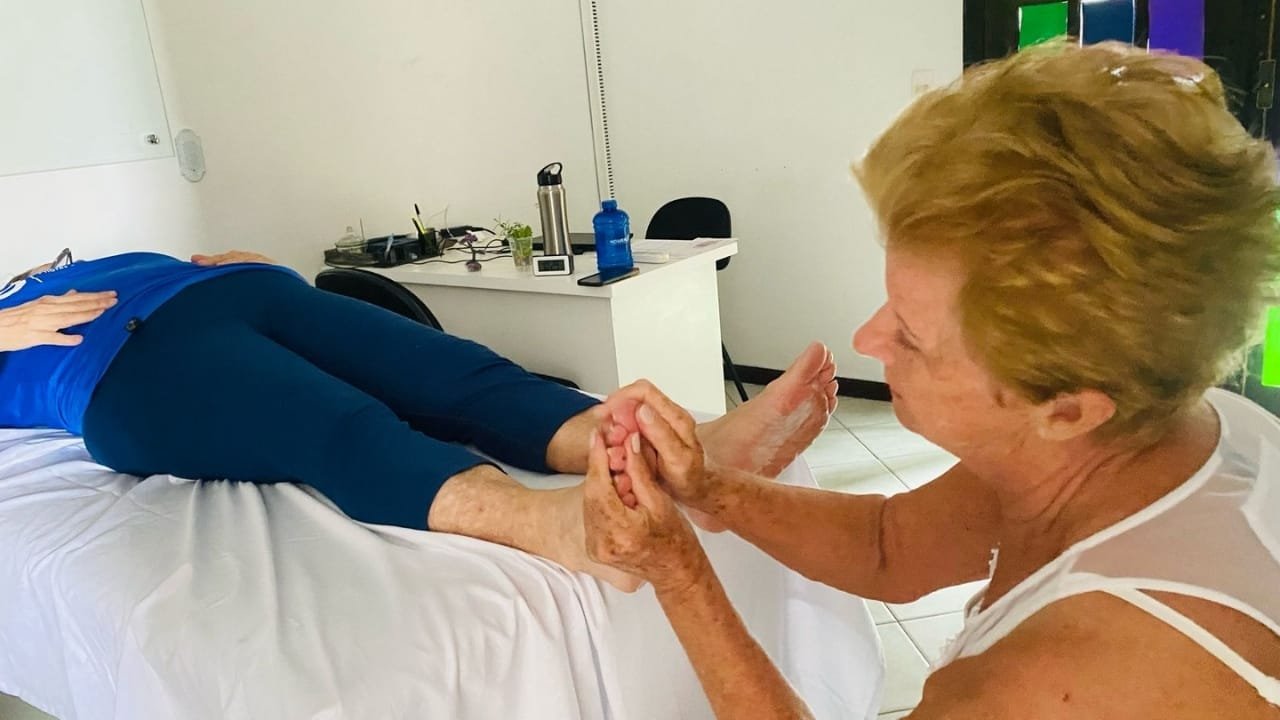 Reiki,Secretaria da Pessoa Idosa,Balneário Camboriú,terapia alternativa,idosos,bem-estar,reflexoterapia,Claudir Maciel,Tere Reikiana,energia vital universal