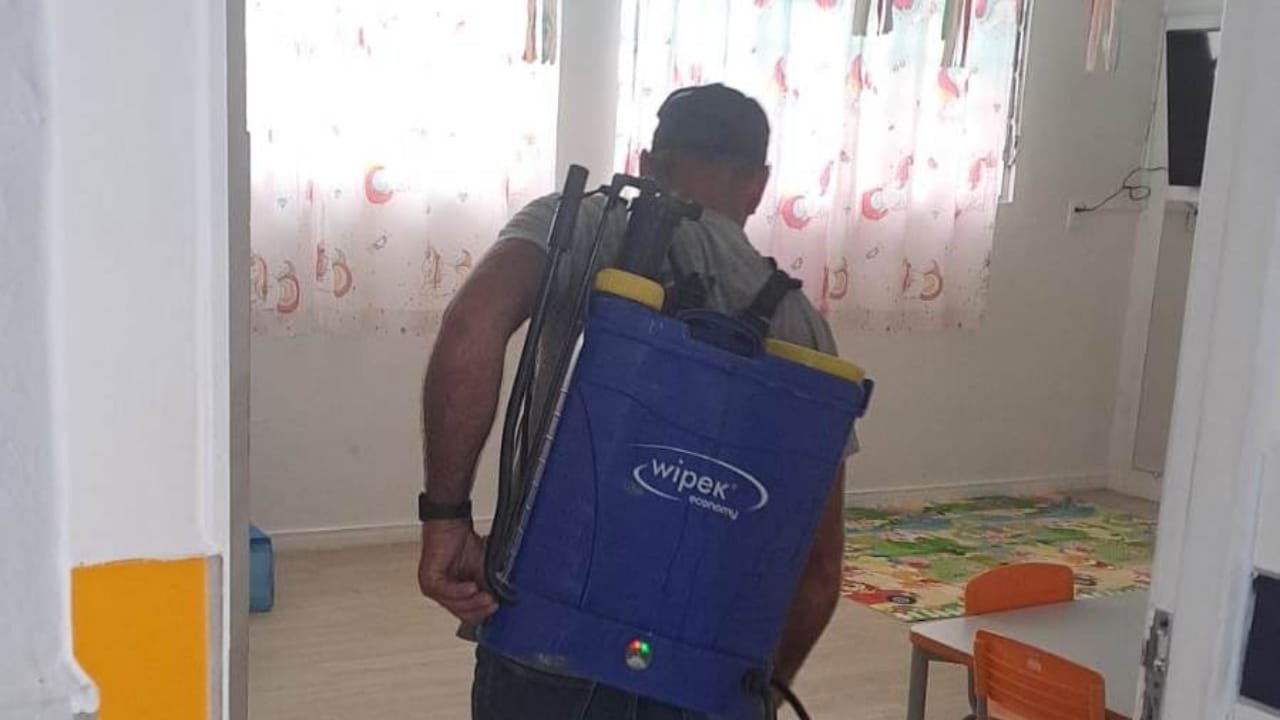 Itajaí,segurança sanitária,desinsetização,desratização,escolas municipais,Secretaria de Educação,saúde escolar,Carlos Eduardo Ignacio,Grazielle Vieira Nunes,pragas,ambiente escolar